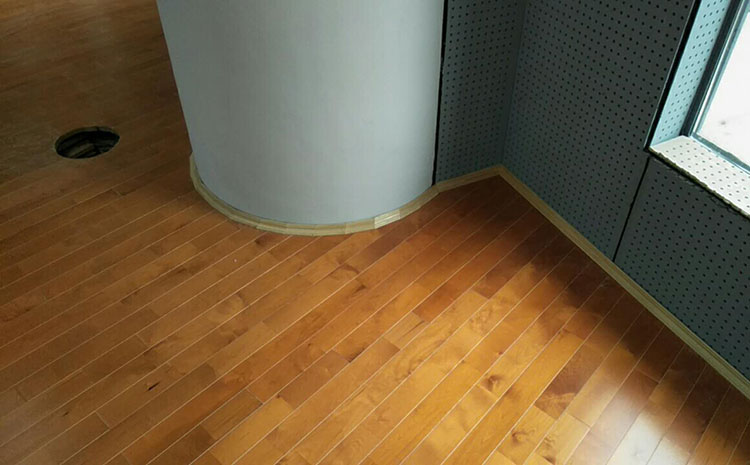楓樺木體育館實(shí)木地板多少錢(qián)一平米？